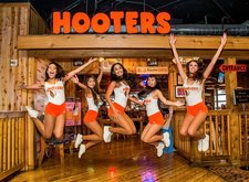 Hooters Employees 