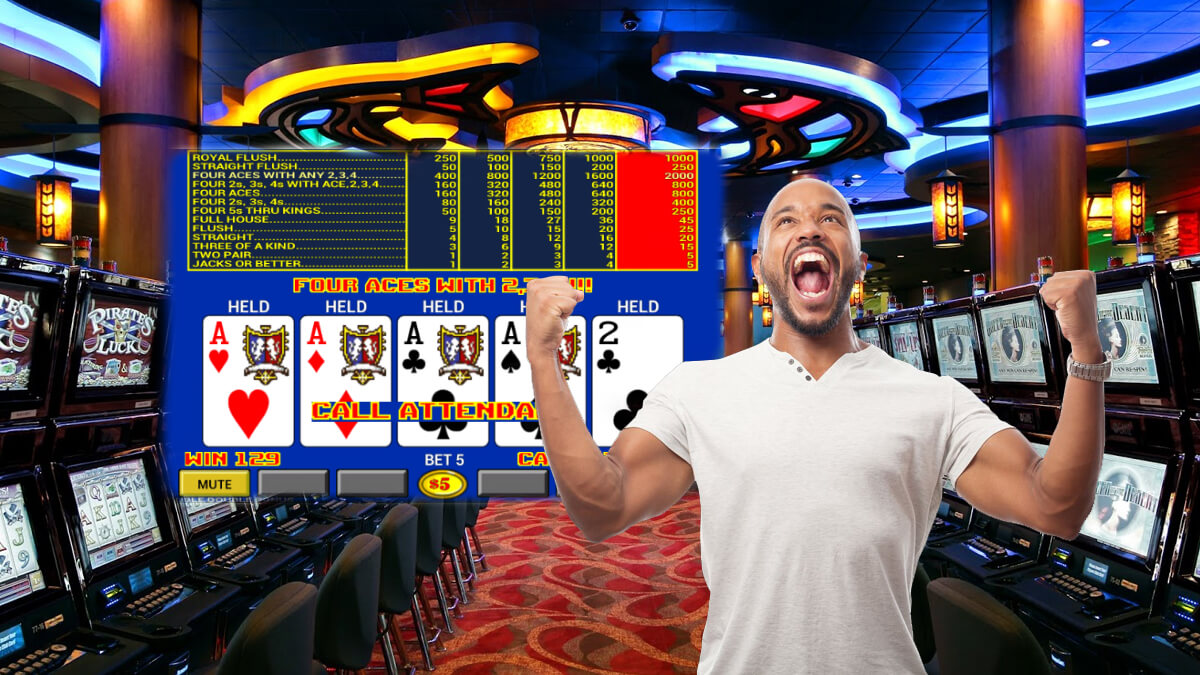 Mesin Slot di Lantai Kasino - Tangkapan Layar Video Poker - Man Celebrating