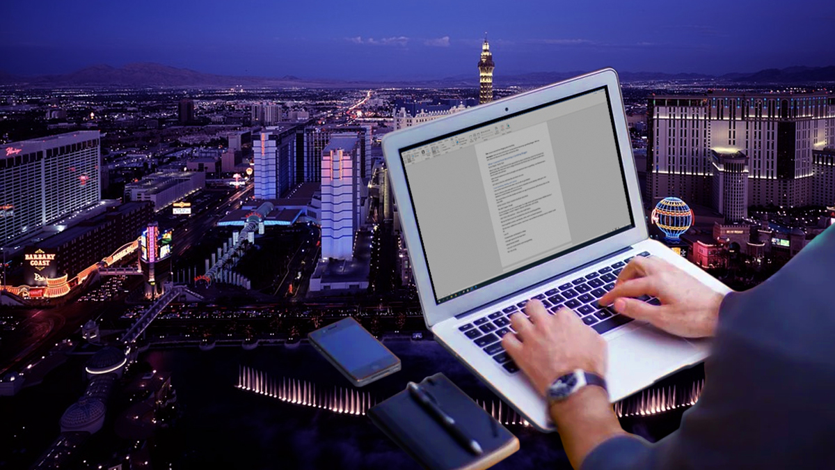 Telepon Laptop dan Buku Tulis Dengan Latar Belakang Las Vegas