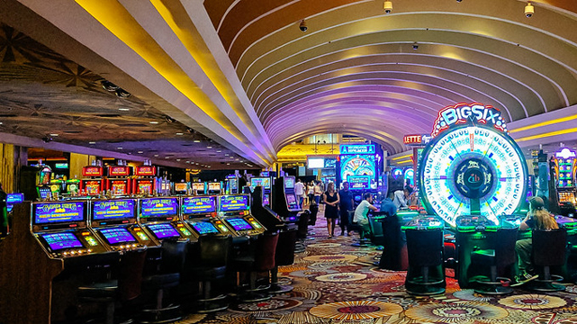 Lihat Mesin Poker dan Roda Putar