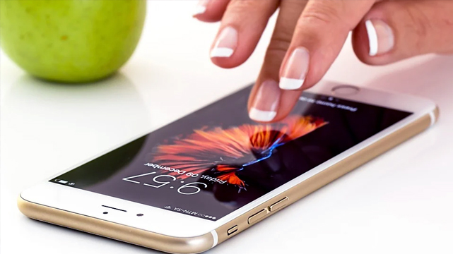 Closeup of Woman Menggunakan Smartphone