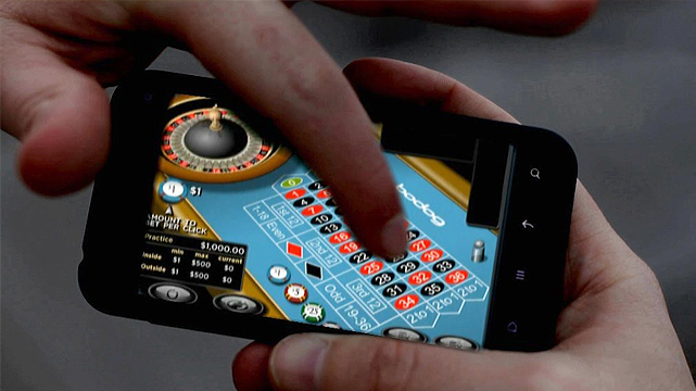 Orang Memainkan Roulette di Smartphone
