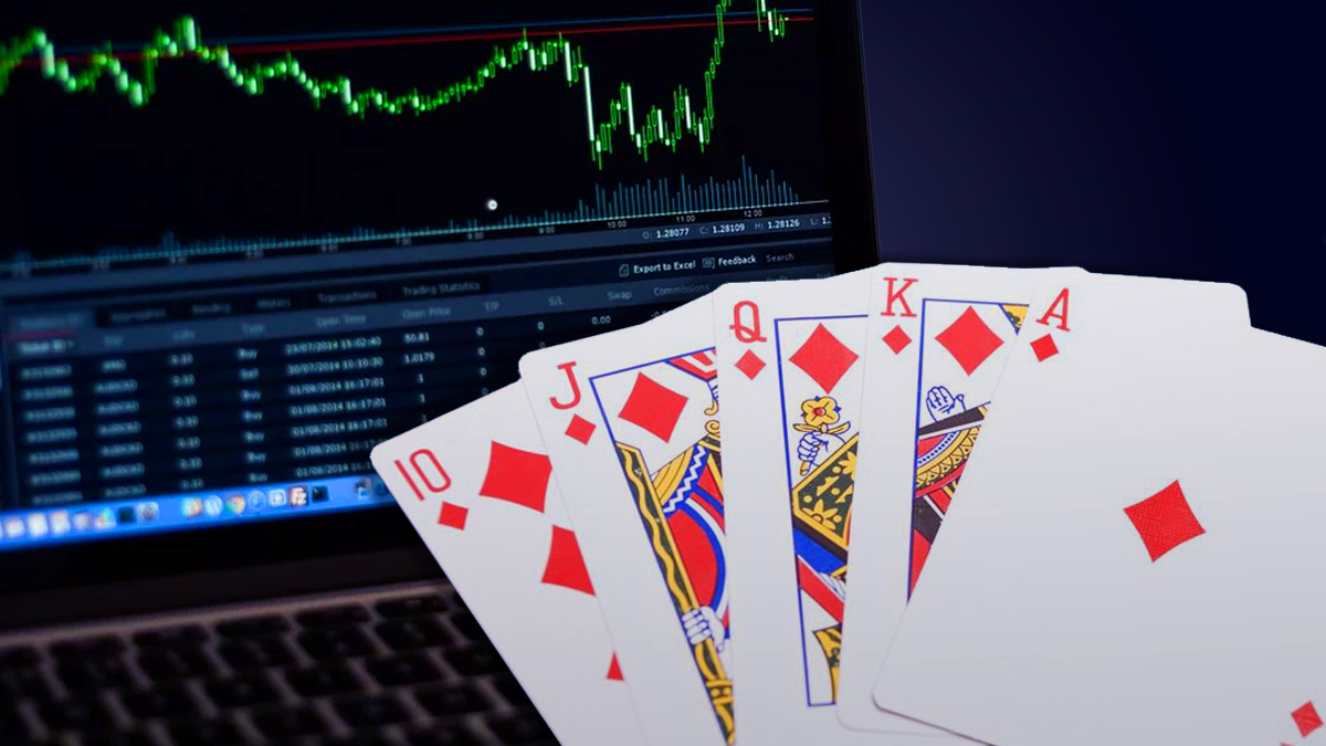 Tangan Poker di Depan Laptop Dengan Informasi Pasar Saham Ditampilkan