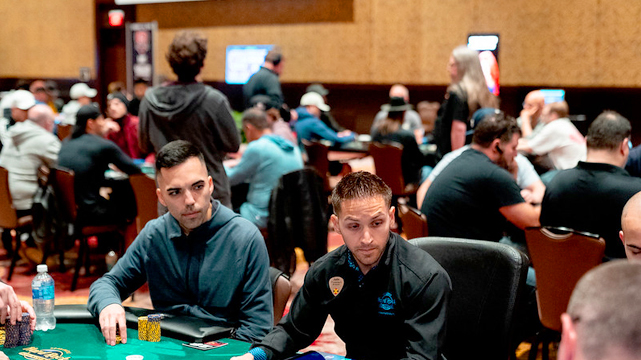 twee mannen aan een Poker toernooitafel