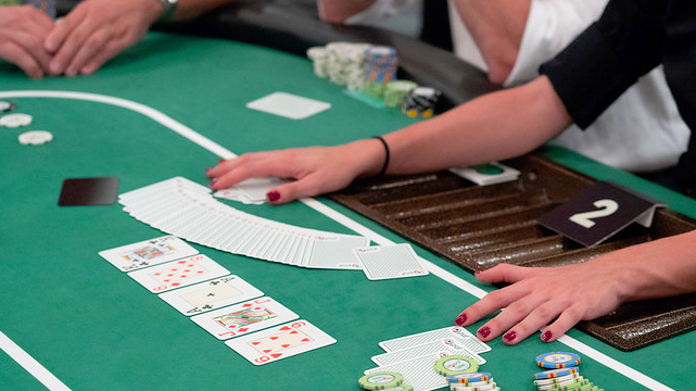 Close-up van kaarten verspreid over een pokertafel