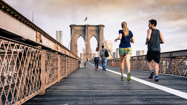 Pria dan Wanita Jogging di Jembatan