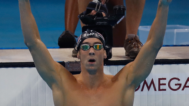 Michael Phelps di Pool With Arms Dibesarkan Di Atas Kepala