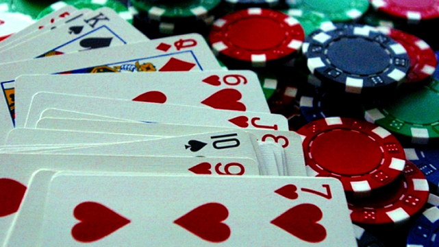 Setumpuk Kartu Disebar Di Atas Keripik Poker