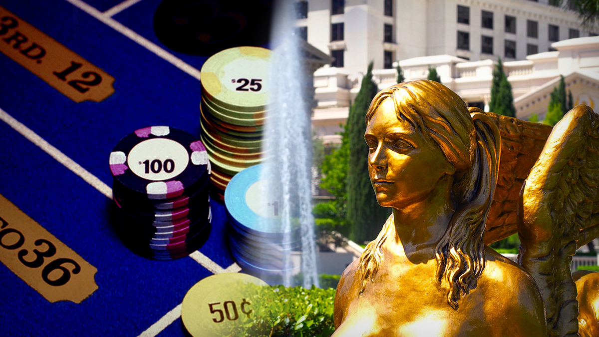 Caesar's Palace Outside Statue dan Closeup of Roulette Table Mixed Image