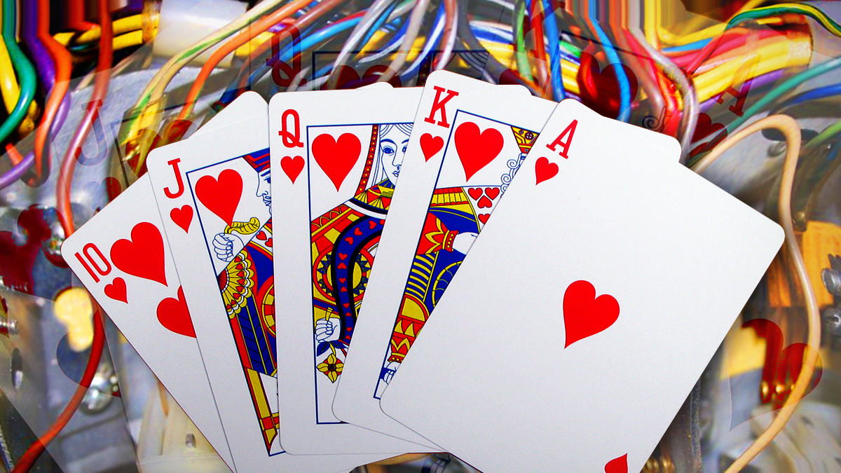 Рука Royal Flush с проводами игрового автомата в фоновом режиме