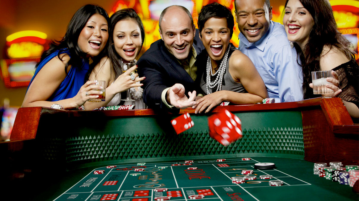 Groupe de personnes jouant à une table de craps