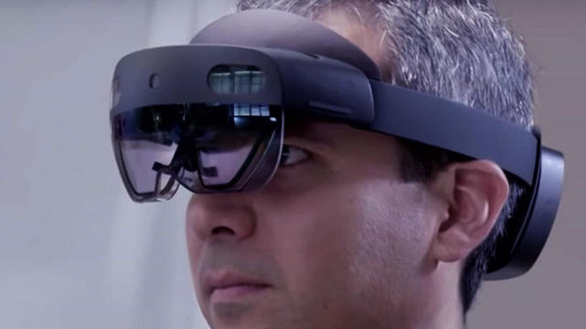 ชายสวมชุดหูฟัง Microsoft Hololens 2