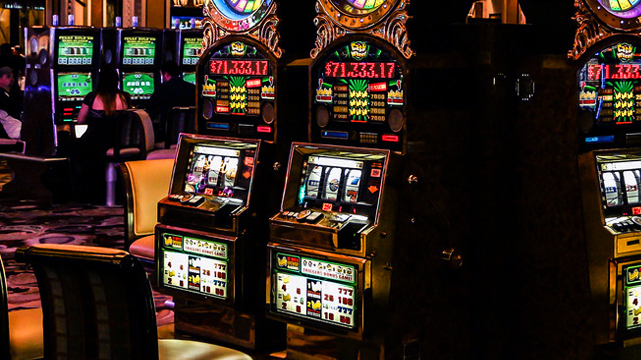 Do casinos make more money from slot machines machine