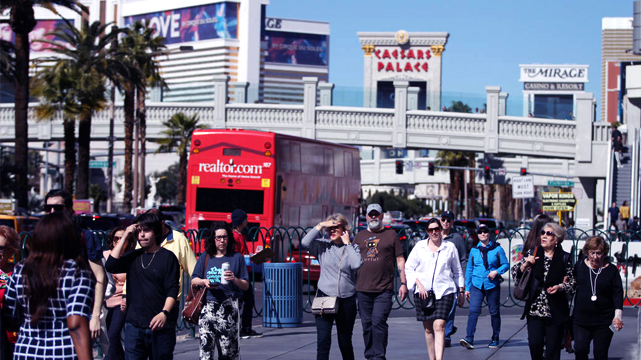 Orang-orang Berjalan Sepanjang Vegas Strip