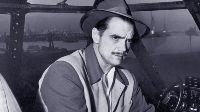 Howard Hughes นั่งอยู่ในห้องนักบินของเครื่องบิน