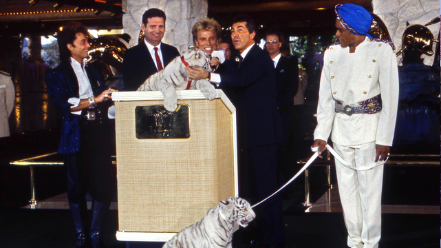 Steve Wynn กับ Siegfried และ Roy ในงาน The Mirage Opening