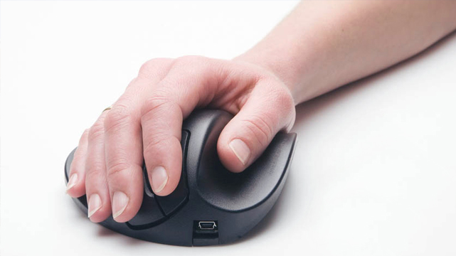 Orang yang Menggunakan Mouse Ergonomis