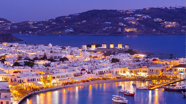 ทิวทัศน์ของ Mykonos ประเทศกรีซในเวลากลางคืน