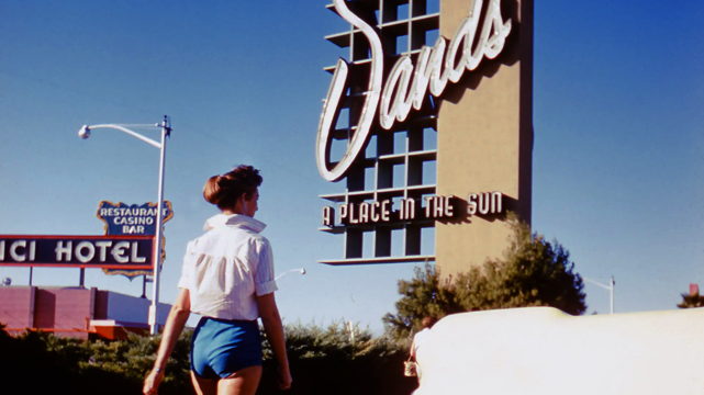 Foto Vintage Seorang Wanita di Depan Tanda Sands Las Vegas