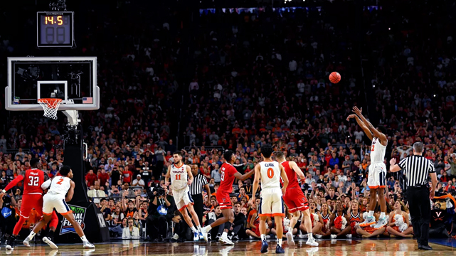 มุมมองกว้างของการเล่นบาสเก็ตบอล NCAA