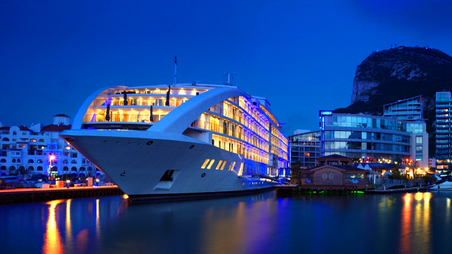 Sunborn Superyacht Berlabuh di Pelabuhan