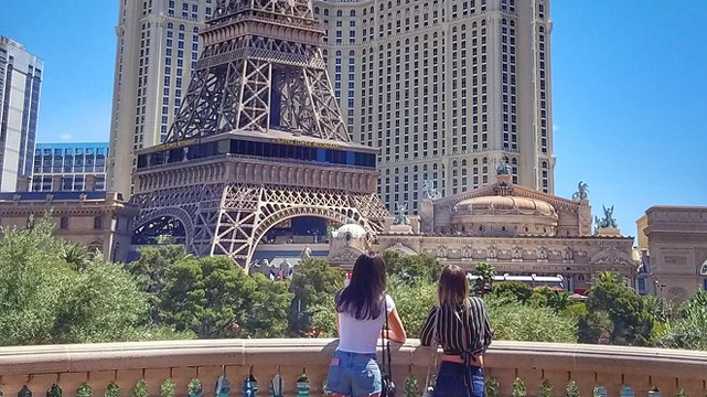 ผู้หญิงสองคนบนทางเดินโดย Paris Las Vegas