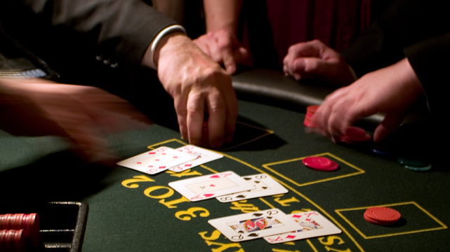 Tangan Bergerak Melintasi Meja Blackjack