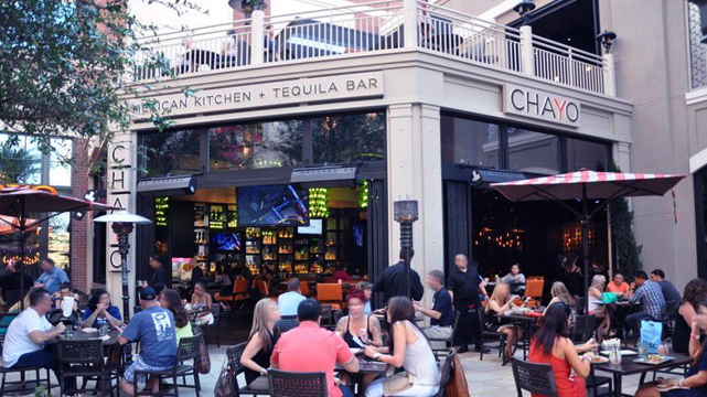ที่นั่งริมระเบียงที่ Chayo Mexican Kitchen ที่ The LINQ Las Vegas