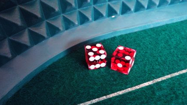 Craps Dice Beristirahat di Tepi Meja