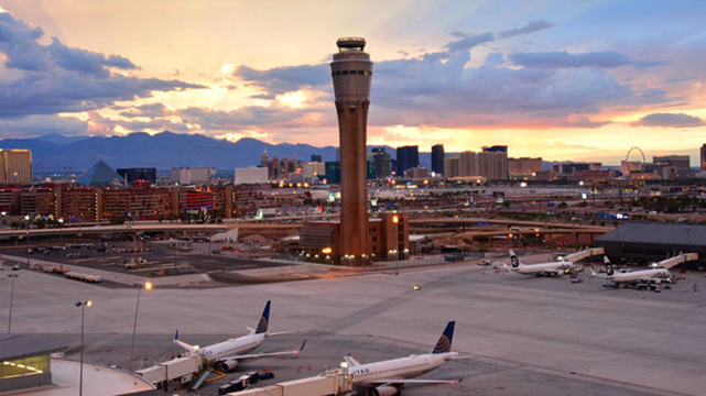 ทิวทัศน์ของสนามบิน McCarran และ Las Vegas Strip