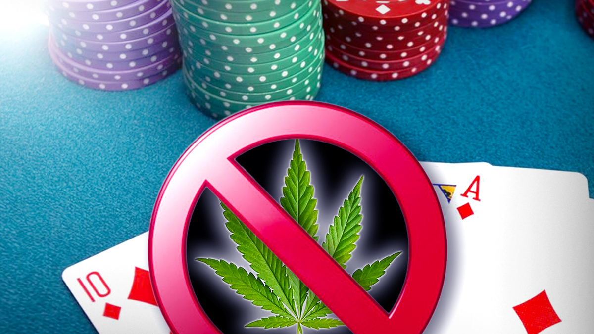 Daun Ganja dalam Simbol Coret Dengan Latar Belakang Poker