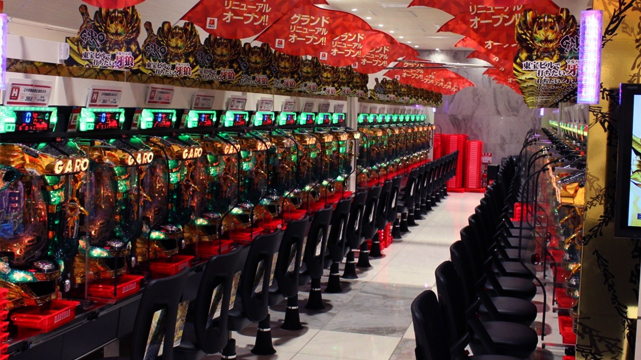 แถวเครื่องปาจิงโกะที่ตึก Maruhan Shinjuku Toho