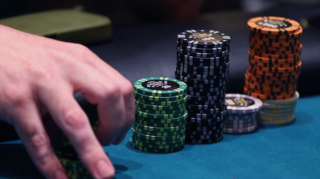 Tampilan jarak dekat dari Pemain Poker yang Menangani Keripiknya