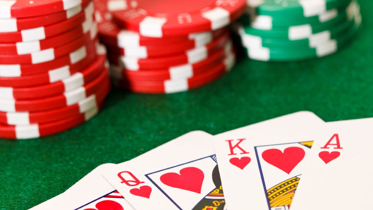 Tampilan jarak dekat dari Poker Hand and Chips