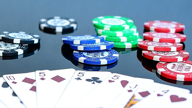 Penggemar Kartu Di Sebelah Chip Poker
