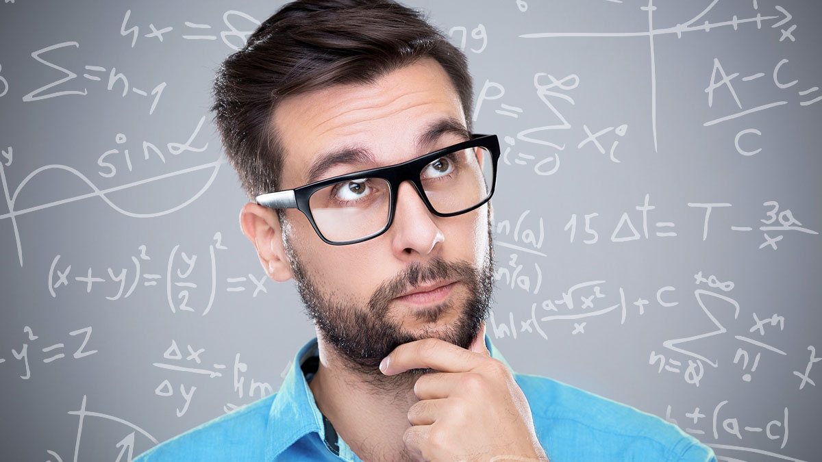 Orang Berpikir Dengan Latar Belakang Papan Persamaan Matematika
