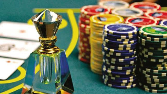Penanda Roulette dan Tumpukan Chip Kasino