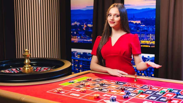 Dealer Roulette Berpakaian Merah
