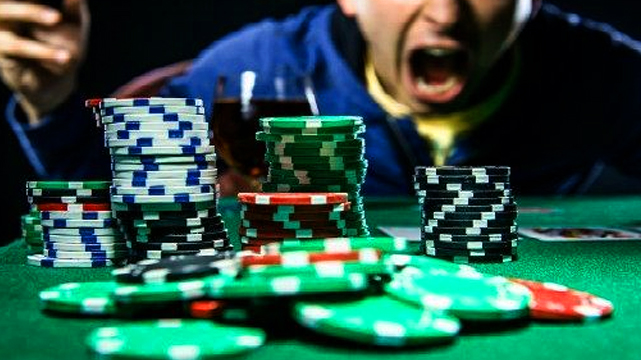 Pria Berteriak Di Balik Tumpukan Keripik Poker