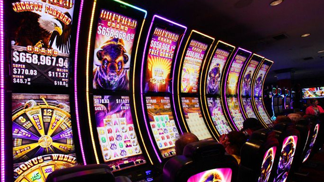  Rangée de machines à sous de casino 