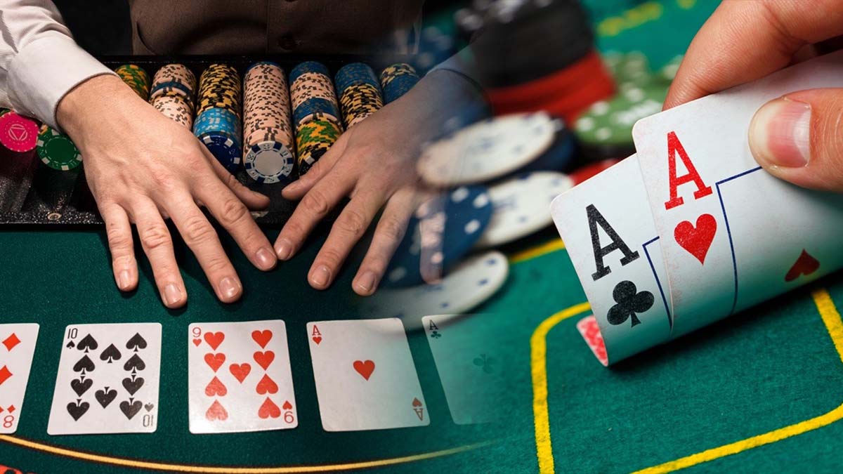 Dealer Memperlihatkan Pemain Meja Poker Hands Over Melihat Kartunya